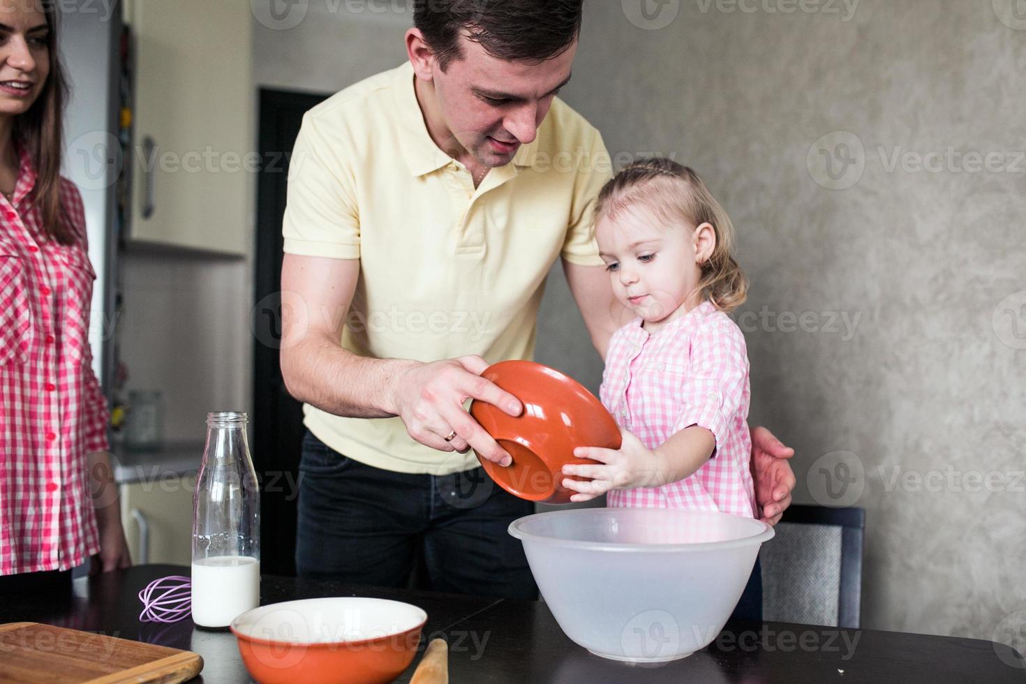 papa e hija juntos en la cocina 11527785 Foto de stock en Vecteezy