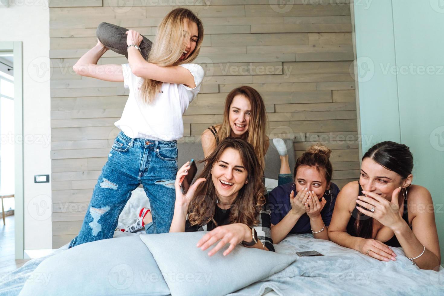 cinco chicas en la cama en el dormitorio foto
