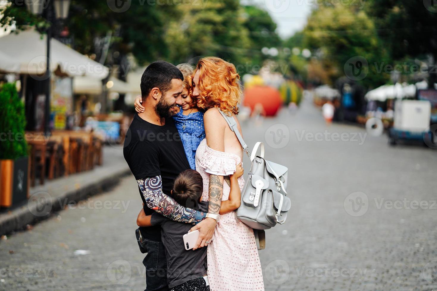 hermosos padres y sus lindos hijos pequeños foto