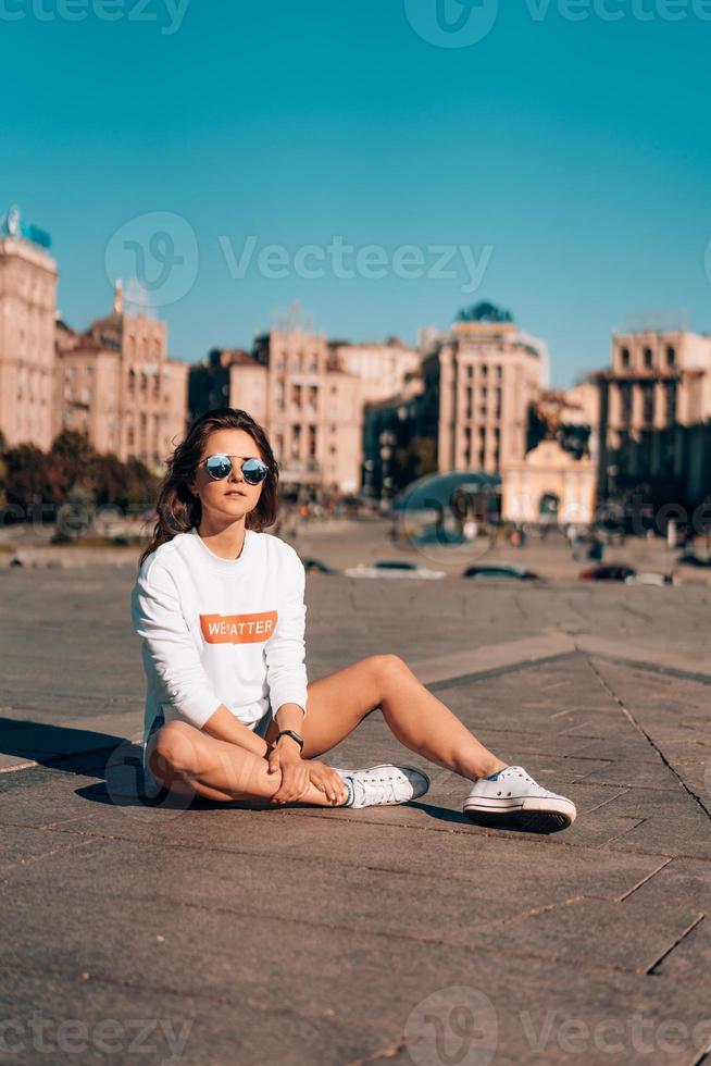 niña en la calle de la ciudad foto