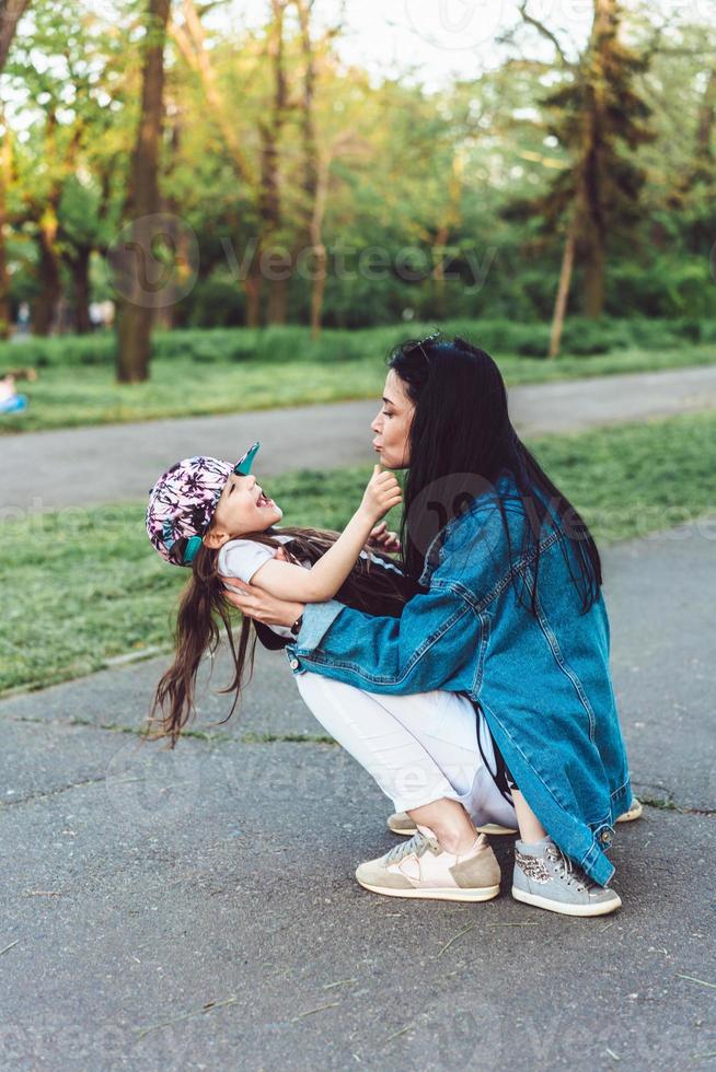 mamá y niña se divierten foto