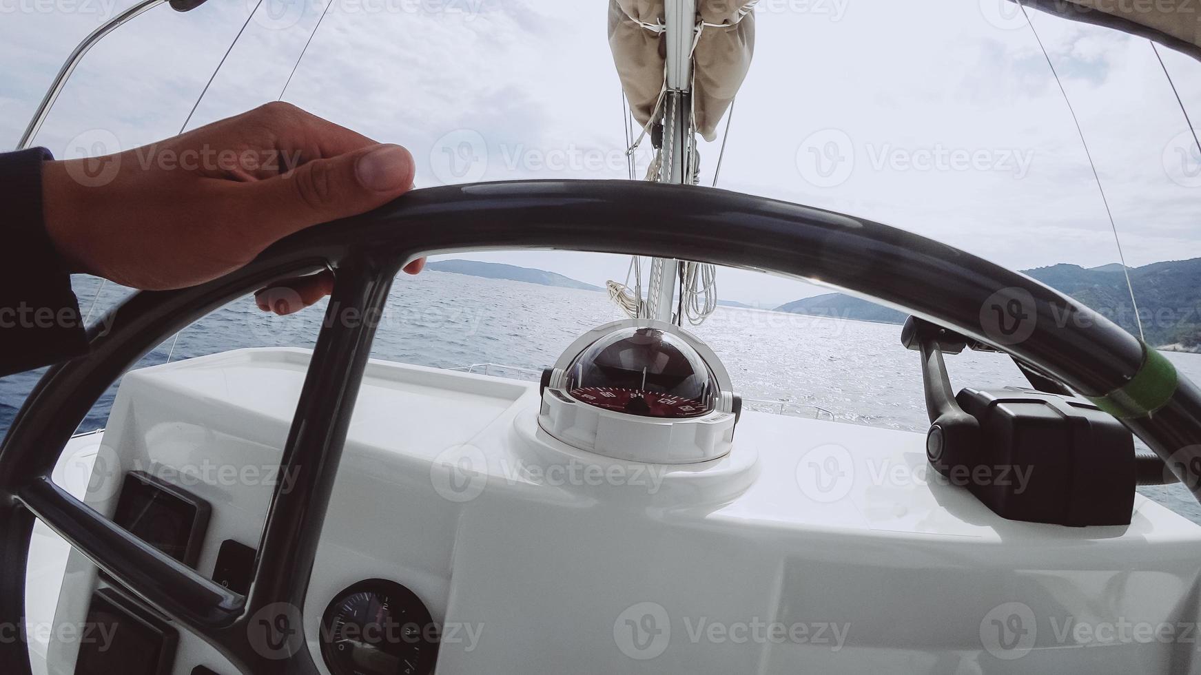 panel de control del barco con volante en el puente del capitán foto