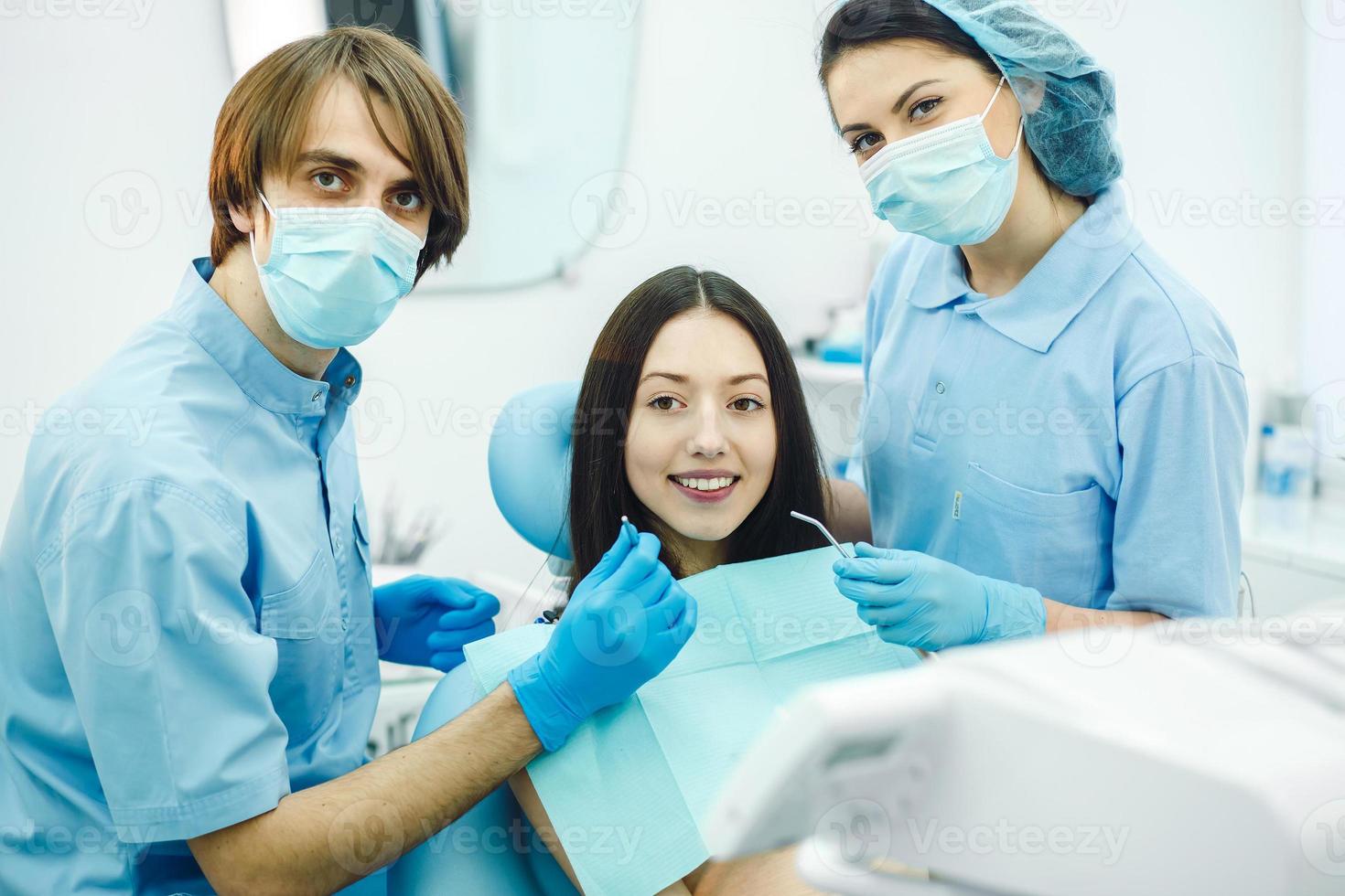 la chica de recepción en el dentista con asistente foto