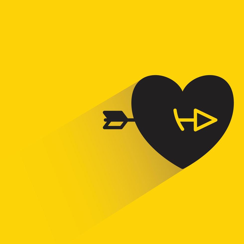 corazón y flecha en la ilustración de vector de fondo amarillo