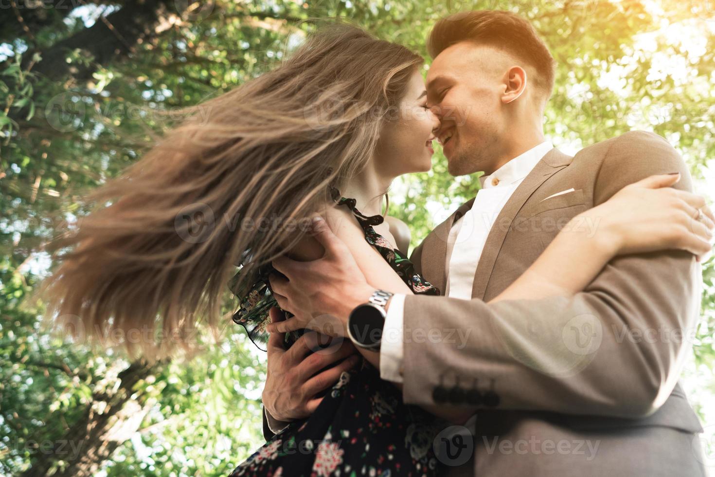 pareja joven en el parque. foto