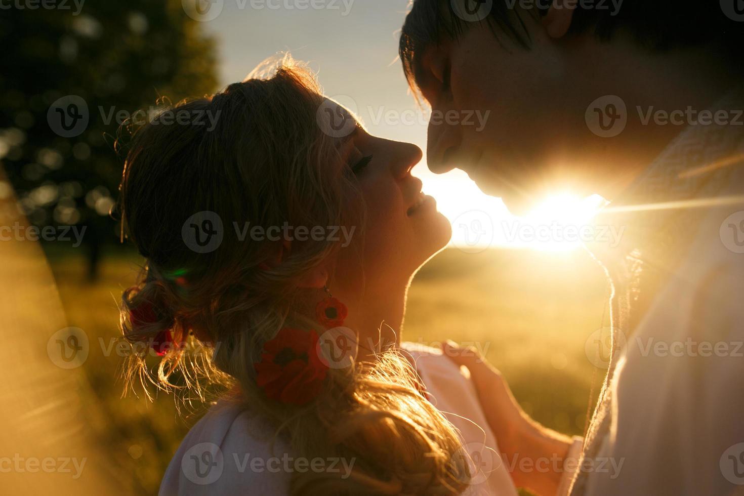 pareja besándose al atardecer foto