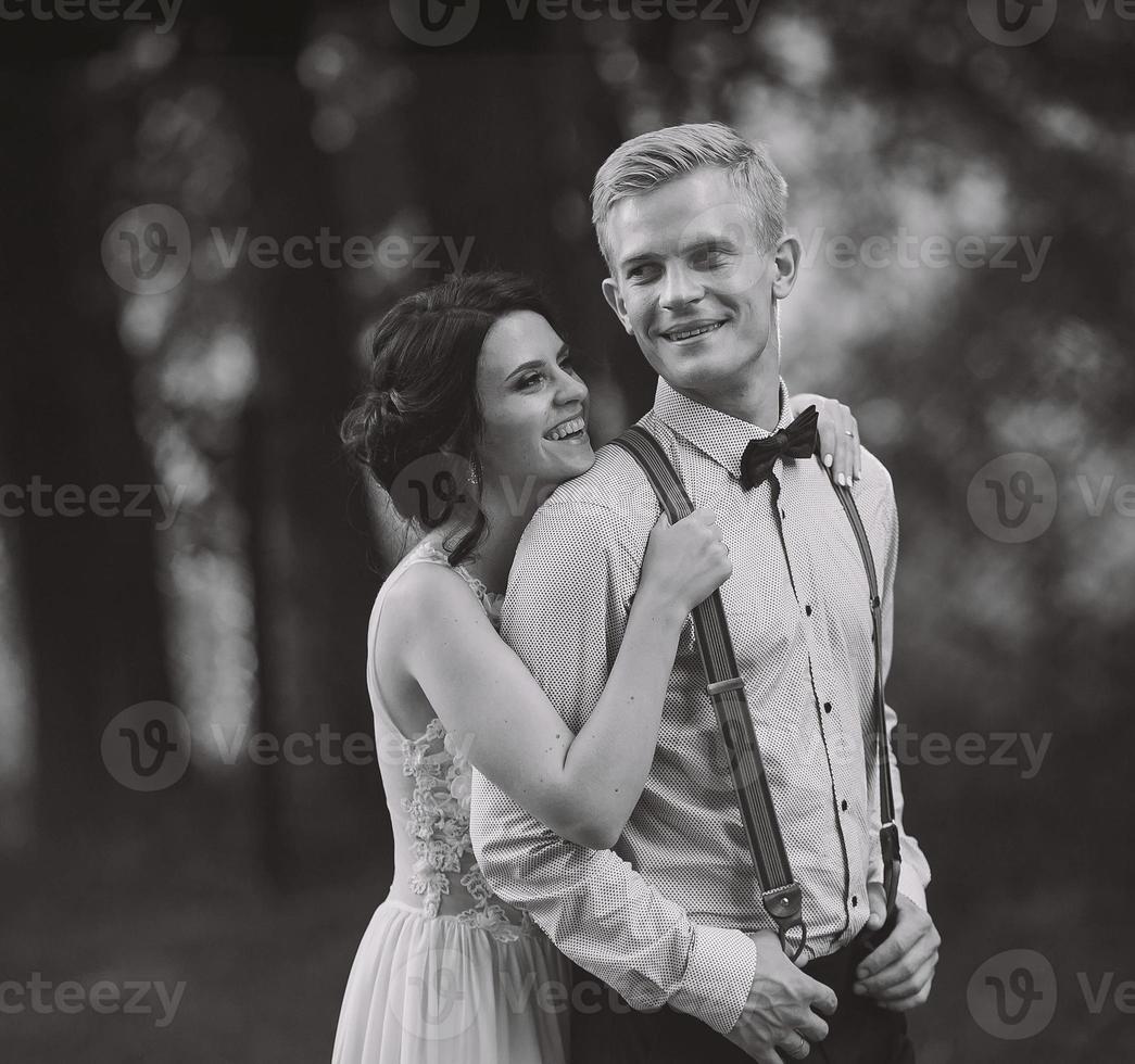 hermosa pareja de novios posando foto