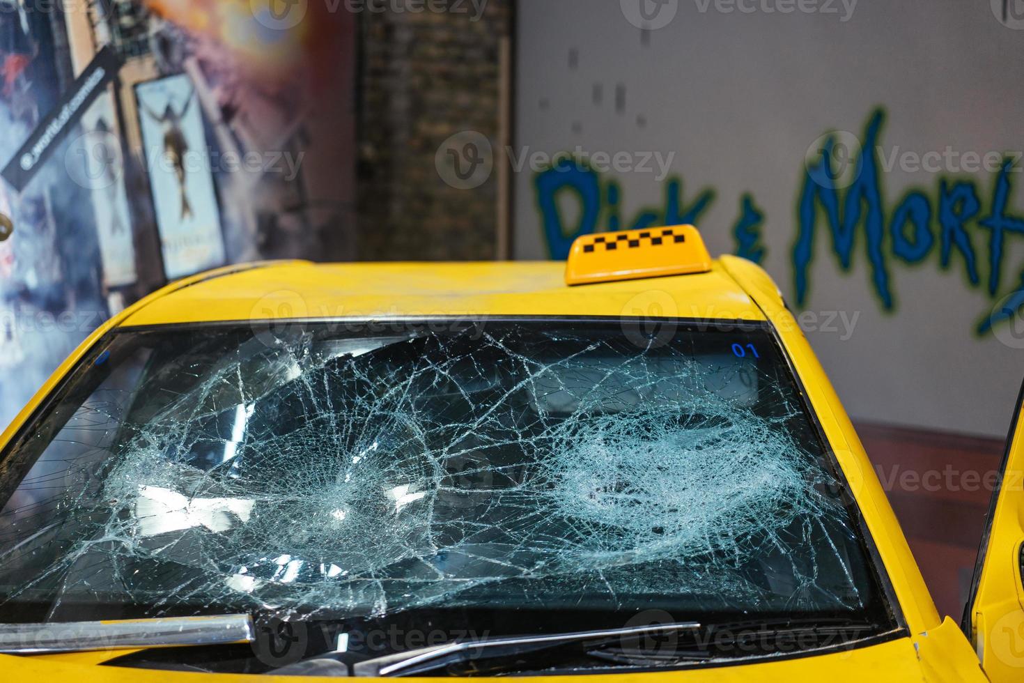 primer plano de un daño de vidrio de coche amarillo causado por accidente. foto