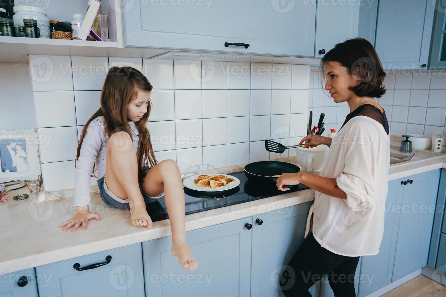 familia feliz cocinar juntos en la cocina foto