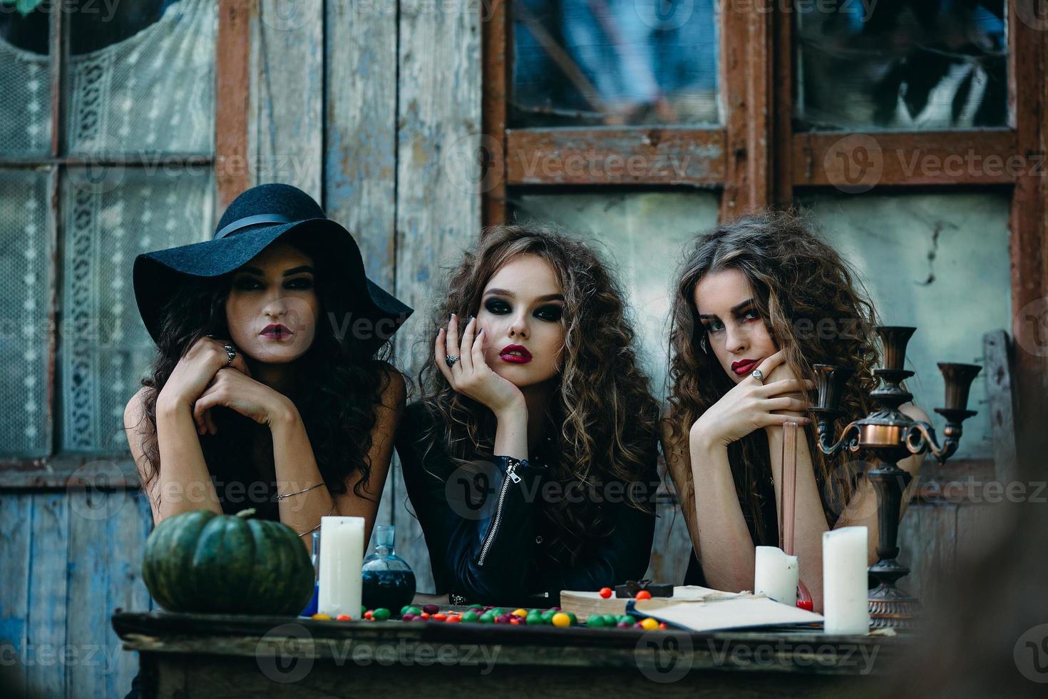 tres brujas en la mesa foto