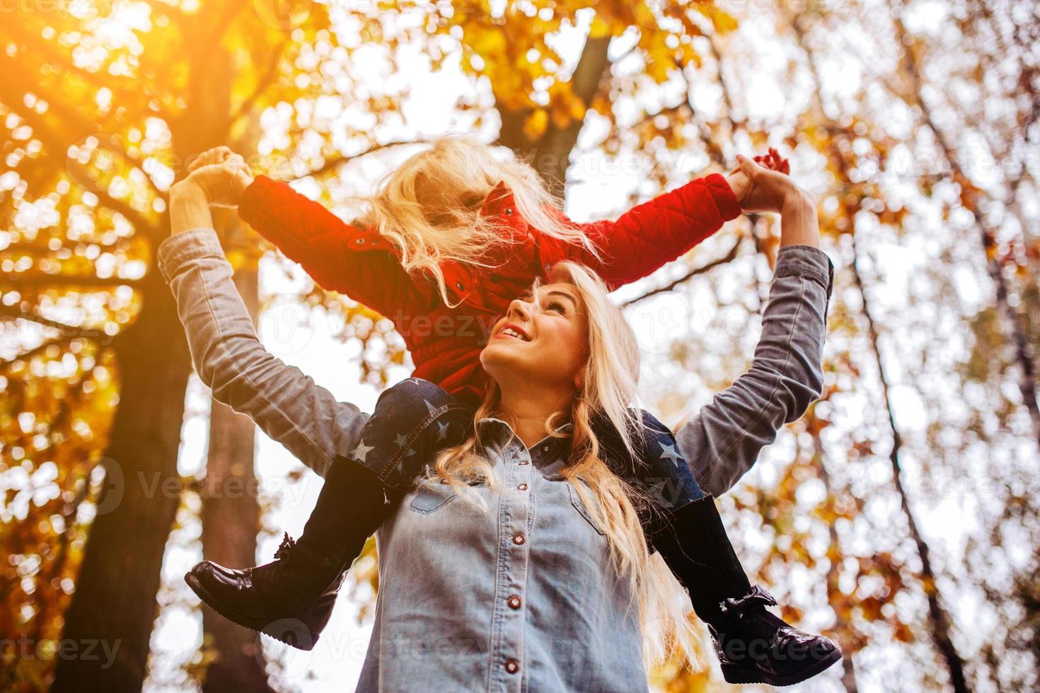 madre con hija en el parque otoño foto