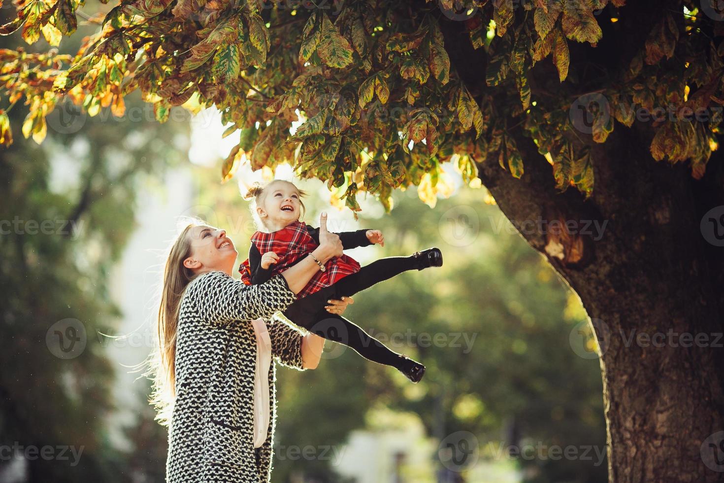 madre e hija jugando en un parque foto