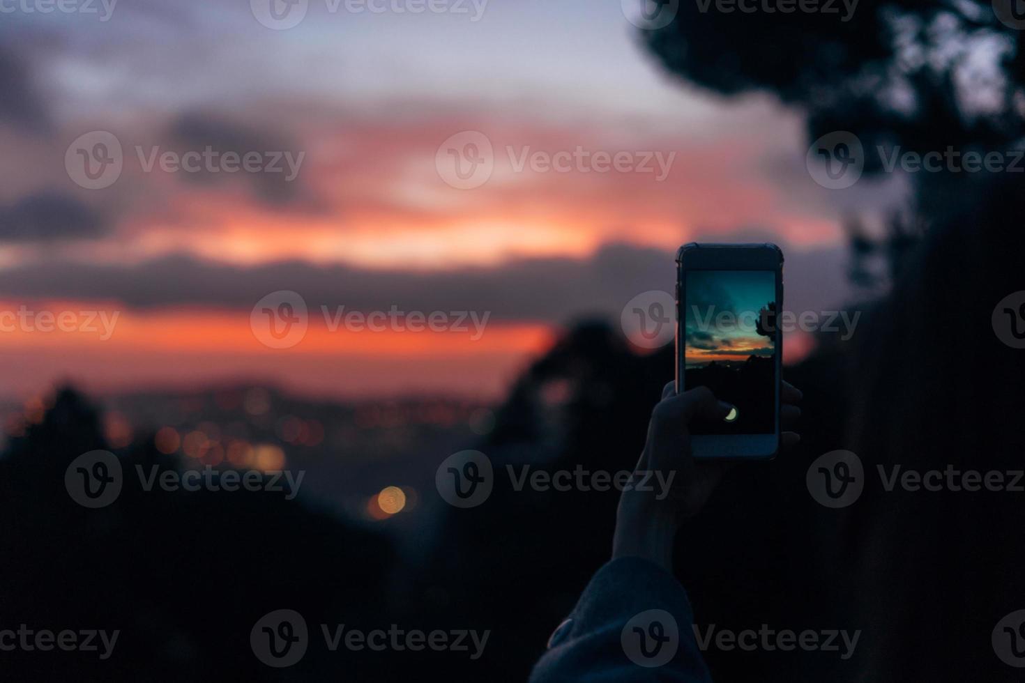 mujer joven tomando foto