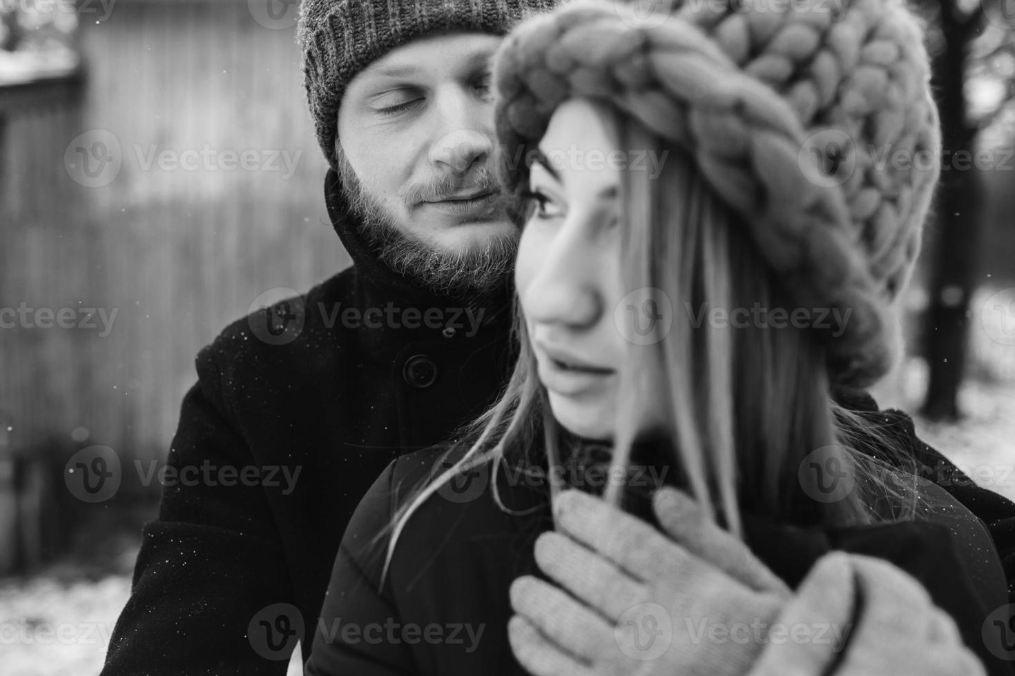 hombre y mujer en tierno abrazo foto