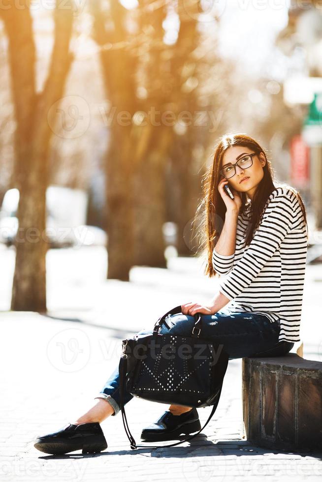 hermosa modelo hablando por teléfono foto