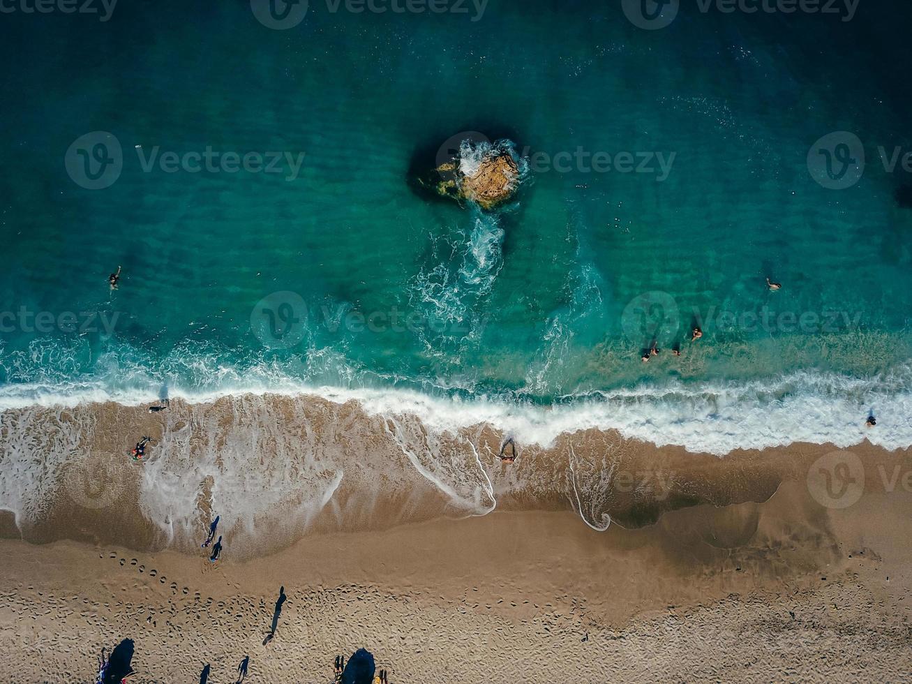 vista aérea desde drones voladores de personas relajándose foto