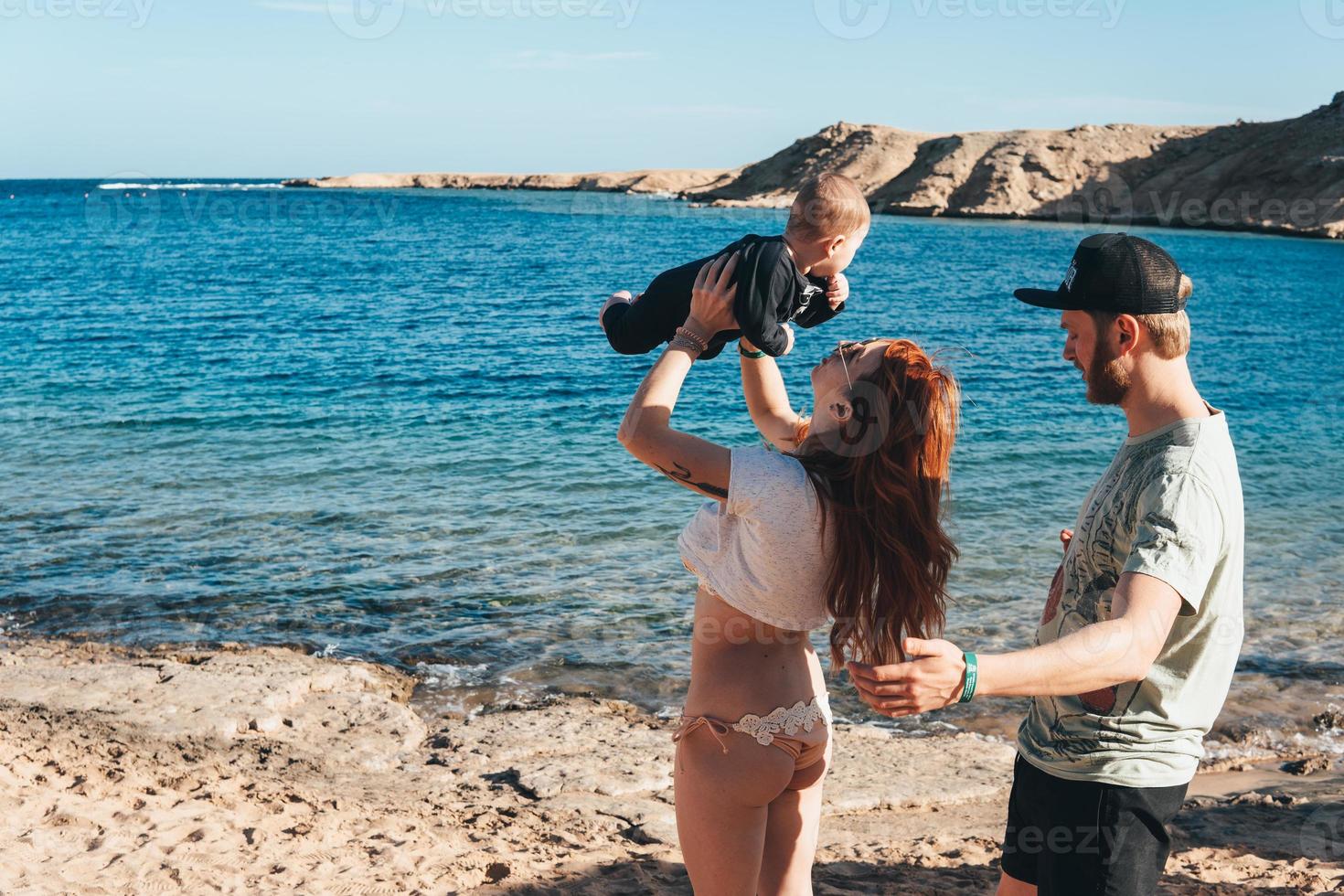 padres jugando con su pequeño hijo foto