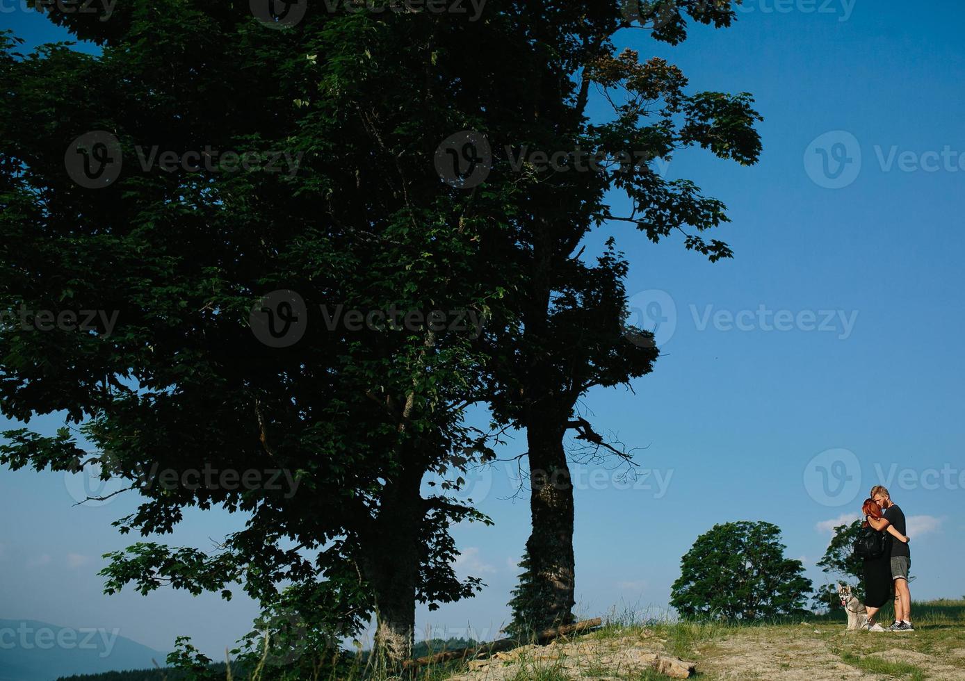 foto de una pareja en la montaña