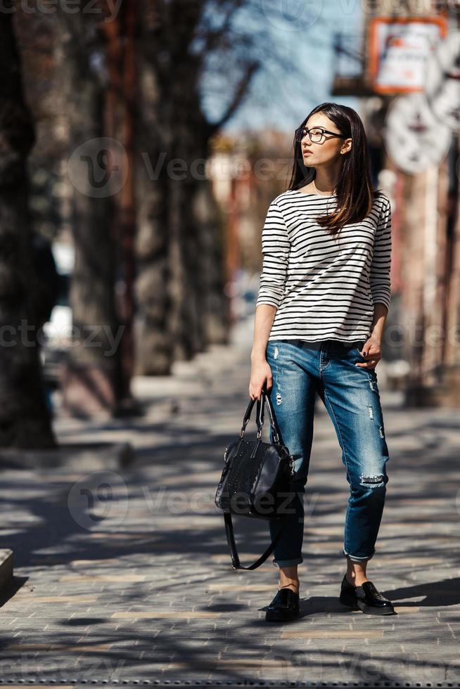 modelo en medio de la ciudad foto