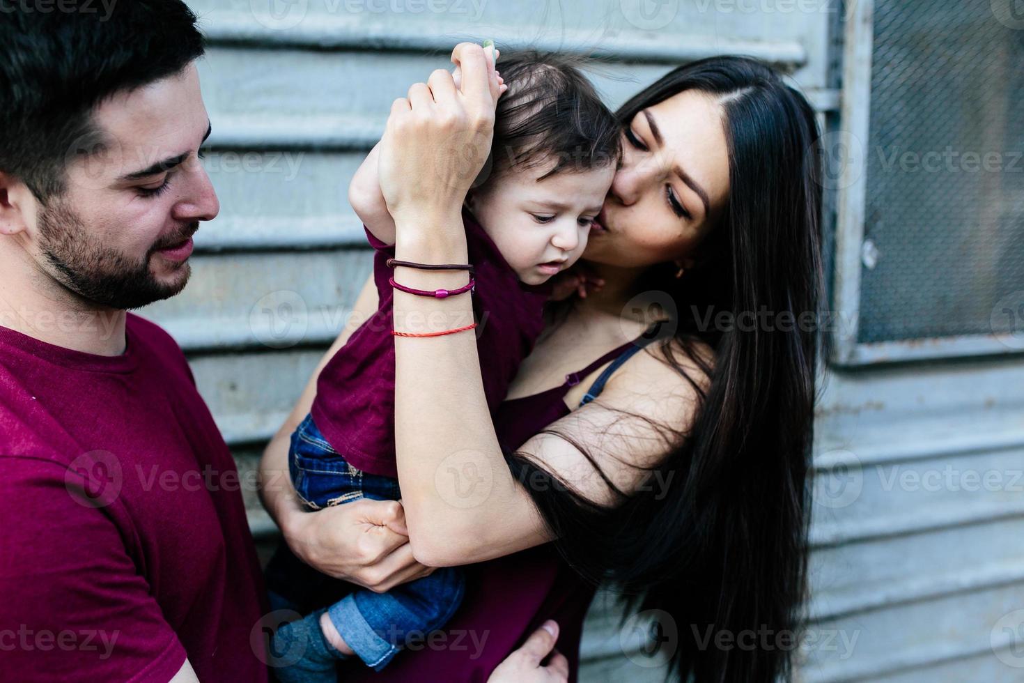 familia joven con un niño foto