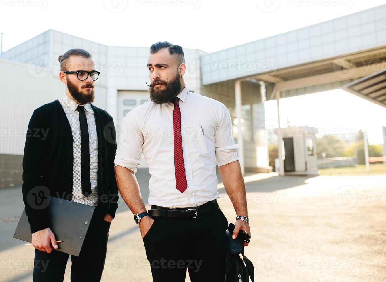 dos empresarios en el trabajo foto