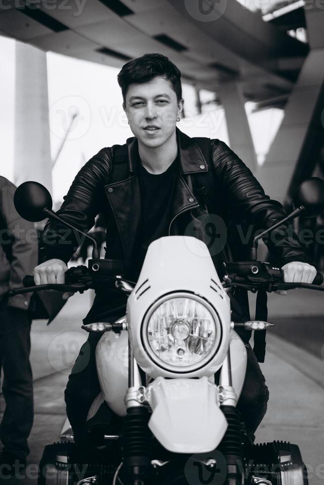 retrato joven posando en la motocicleta, hombres de moda foto