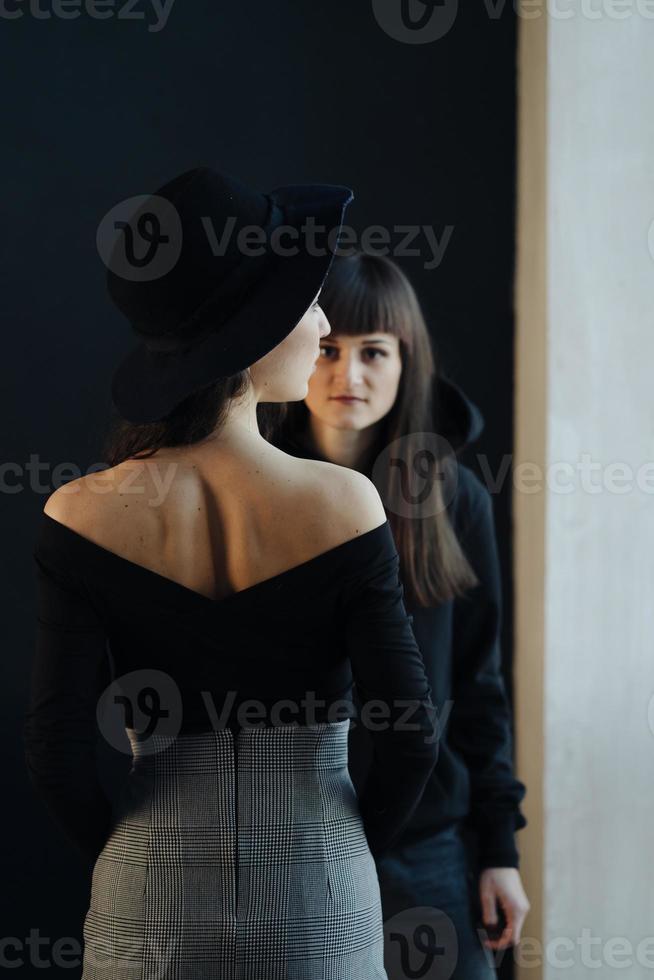 dos hermosas chicas posando para la cámara foto