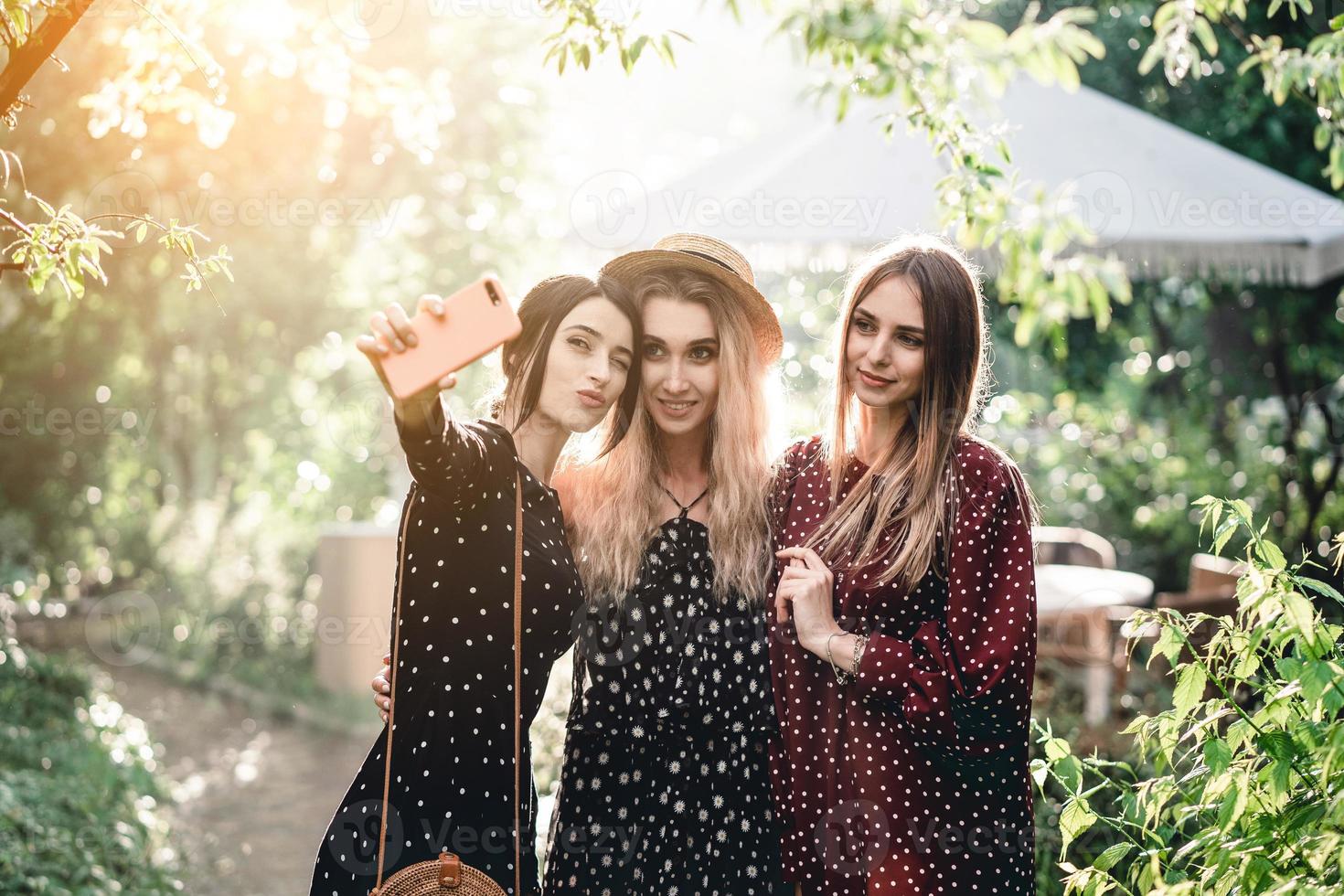 tres chicas en un parque de verano foto