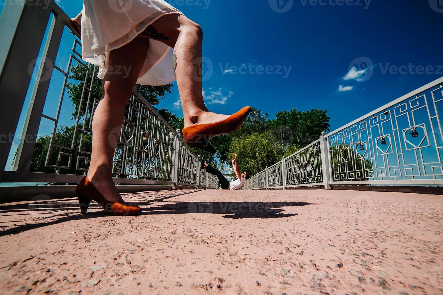 hermosa pareja en el puente foto