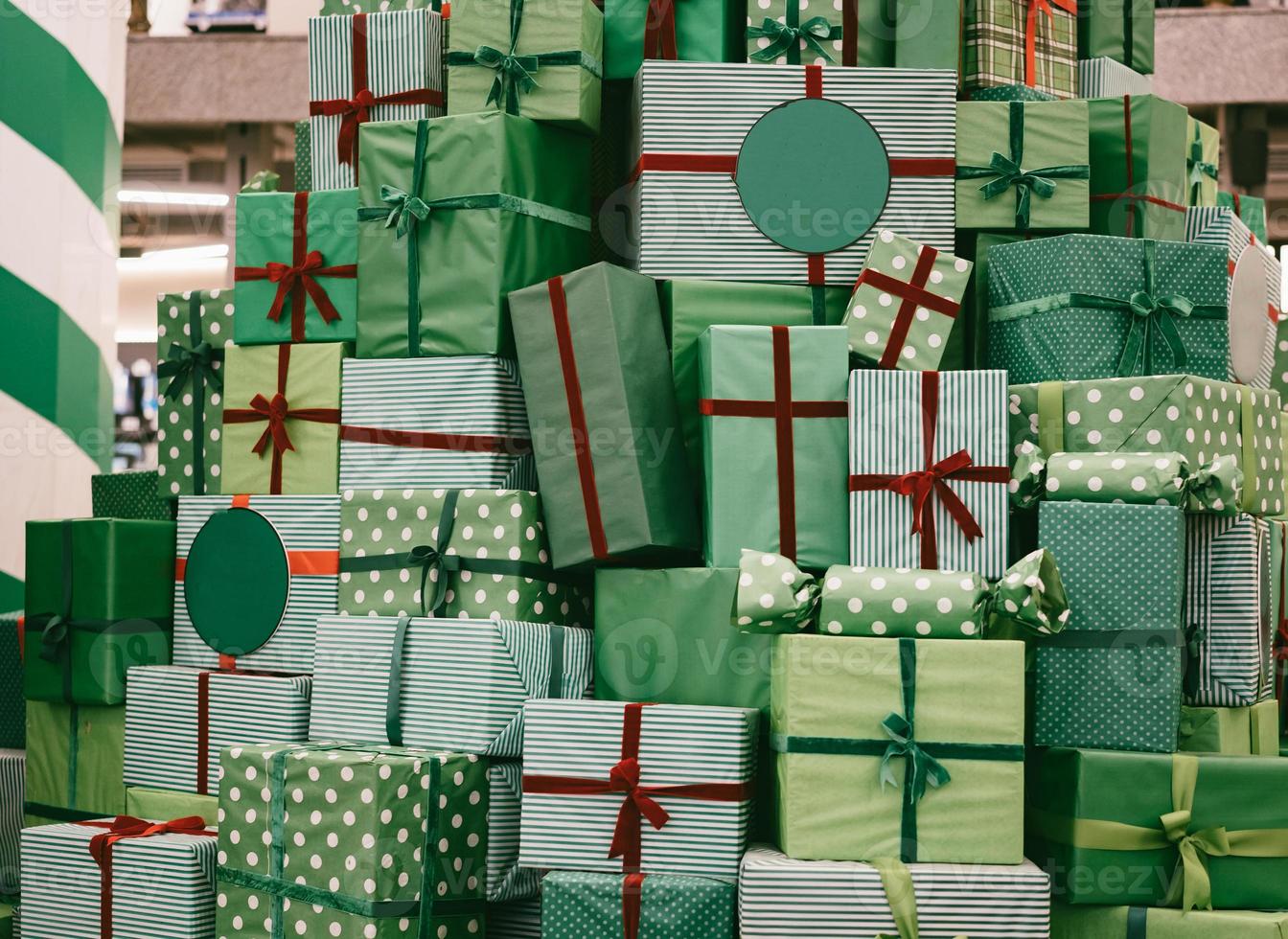 fotografías de muchos regalos de navidad desde una perspectiva cercana foto