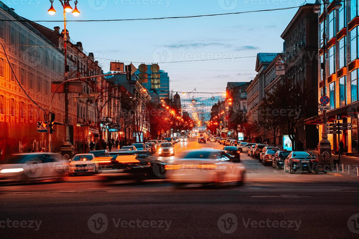 kiev, ucrania - 14 de abril de 2019 vista nocturna de las calles de kiev. alboroto urbano. calle bogdan khmelnitsky foto