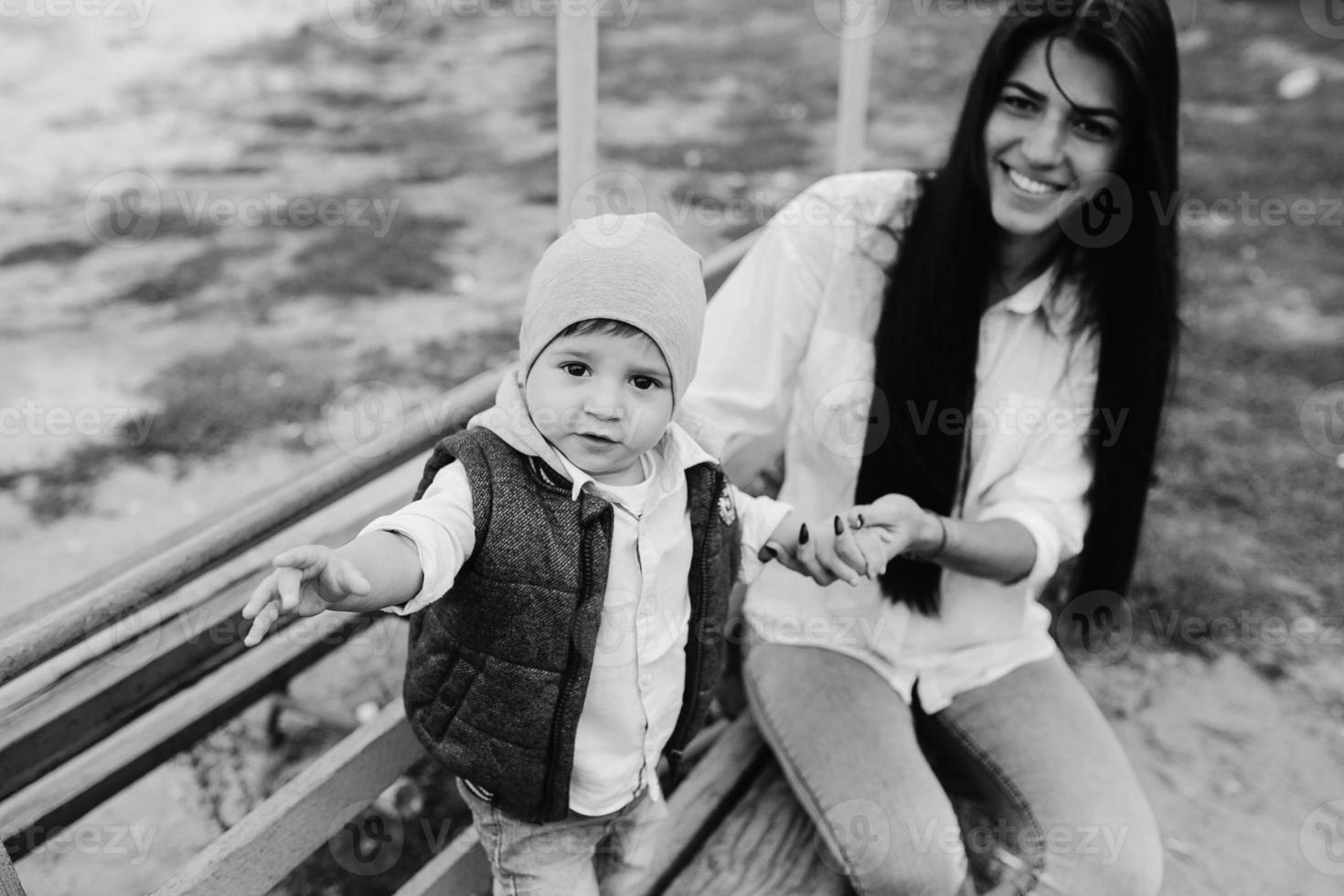 madre e hijo juntos en un banco foto