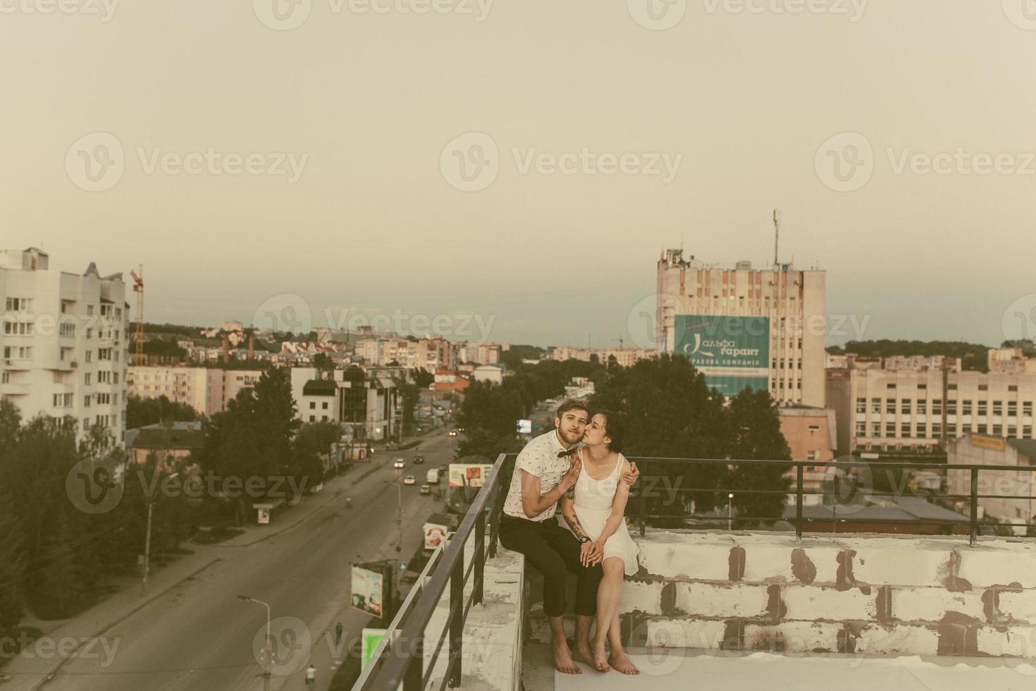 hermosa pareja en la ciudad foto