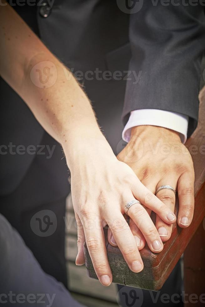 manos de recién casados con anillos foto