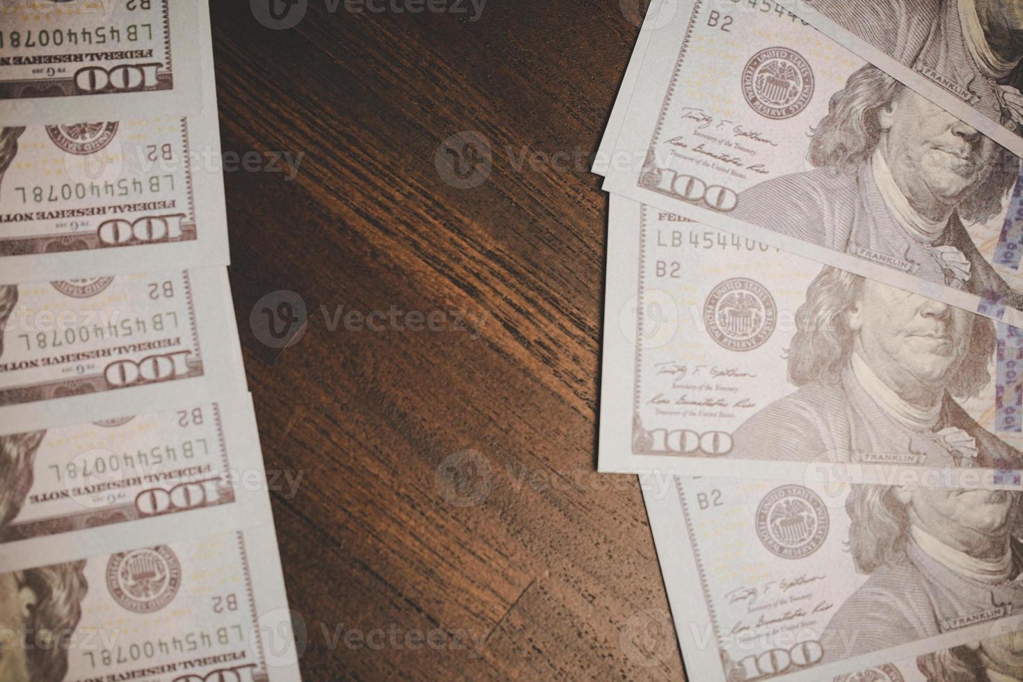 cierre muchos billetes de 100 dólares estadounidenses: moneda estadounidense, fondo de dinero en efectivo de facturas, concepto de banco financiero, inversión empresarial exitosa, riqueza rica, ahorro foto