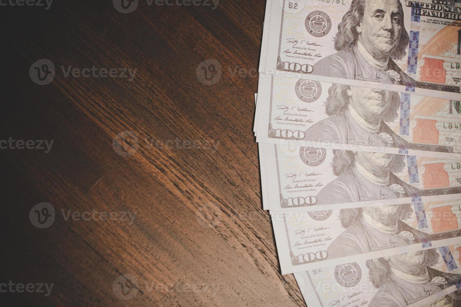 cierre muchos billetes de 100 dólares estadounidenses: moneda estadounidense, fondo de dinero en efectivo de facturas, concepto de banco financiero, inversión empresarial exitosa, riqueza rica, ahorro foto