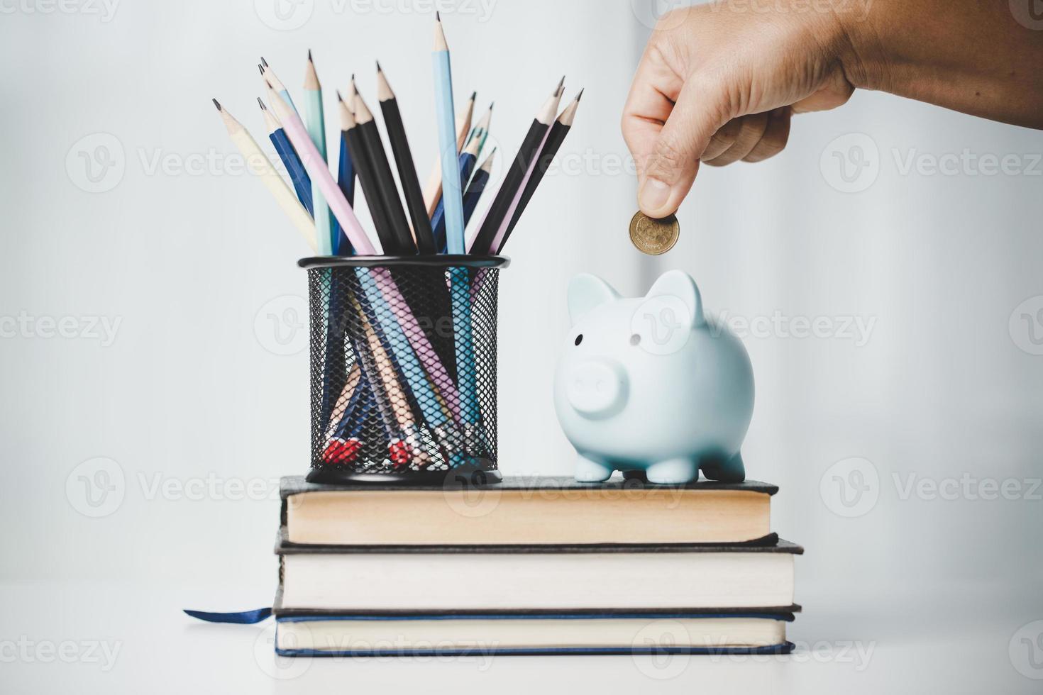 objeto de educación de primer plano con pila de dinero moneda-dólar en efectivo y frasco de vidrio en el fondo. concepto para ahorrar ingresos monetarios para estudiar, calcular los costos financieros de los estudiantes y el préstamo del presupuesto de inversión foto