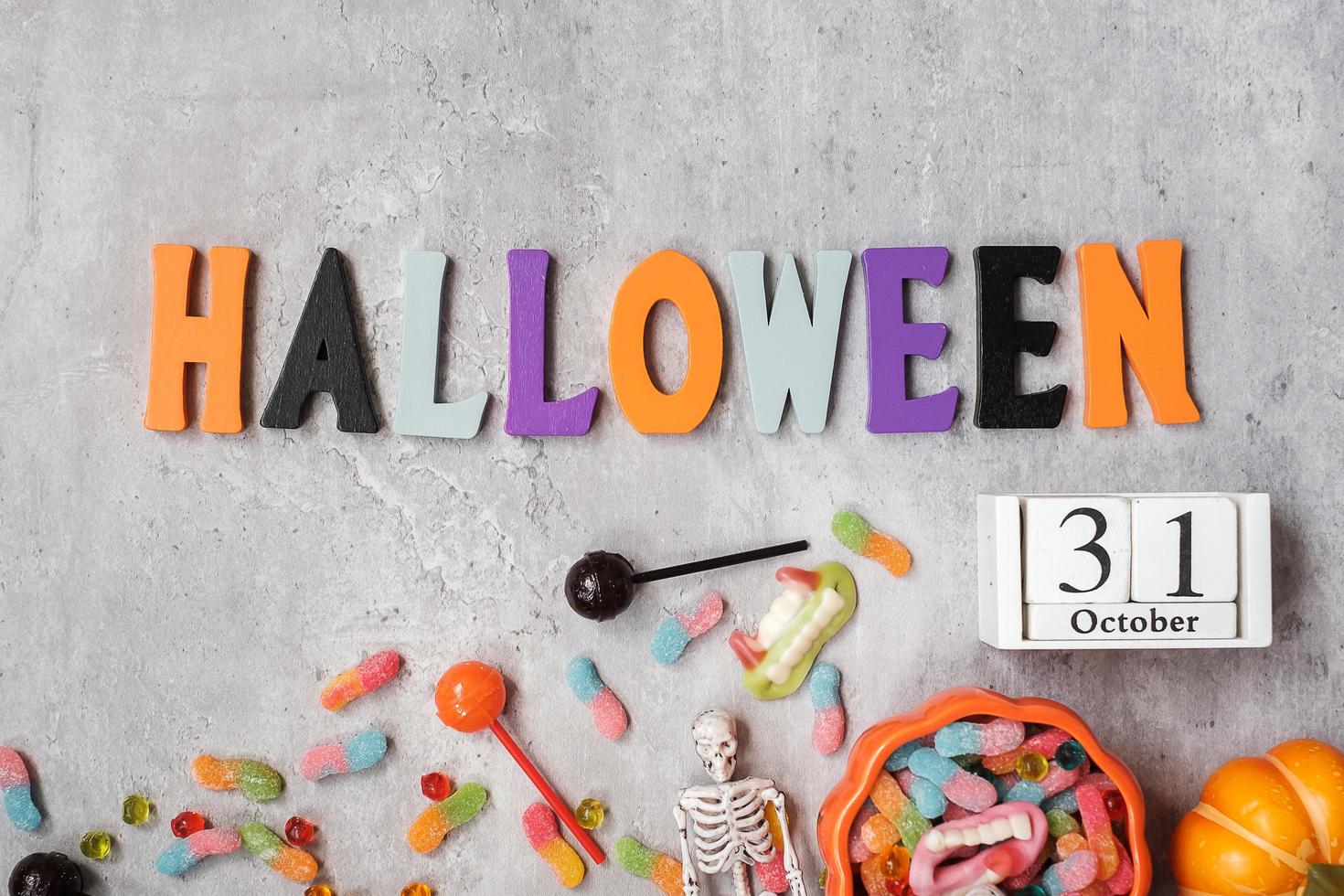 feliz día de halloween con dulces fantasmas, calabaza, tazón y decorativos. truco o amenaza, hola octubre, otoño otoño, concepto festivo, fiesta y vacaciones foto