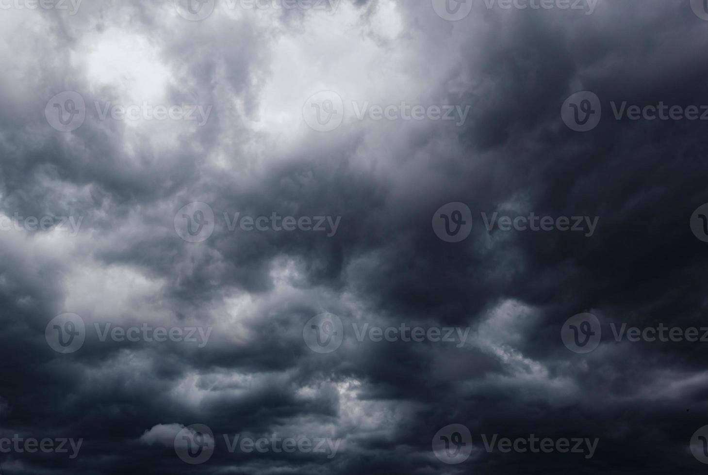 el cielo oscuro con nubes pesadas que convergen y una tormenta violenta antes de la lluvia. cielo de clima malo o malhumorado. foto