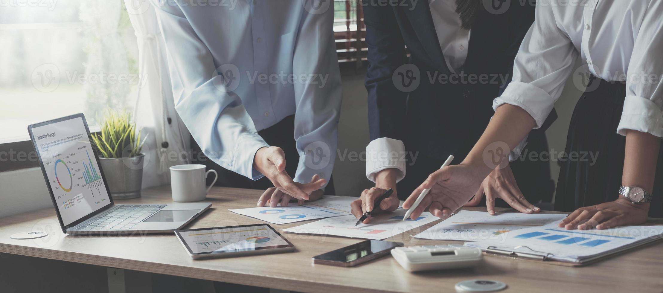 reunión de asesores empresariales asiáticos para analizar y discutir la situación del informe financiero en la sala de reuniones. consultor de inversiones, consultor financiero, asesor financiero y concepto de contabilidad foto