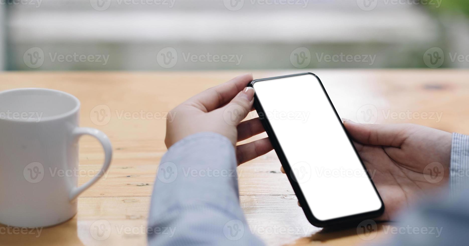 primer plano de una mujer usando un teléfono celular, enviando masajes en la cafetería.tomar el sol.teléfono con pantalla negra,mensajes de texto,videollamadas, foto