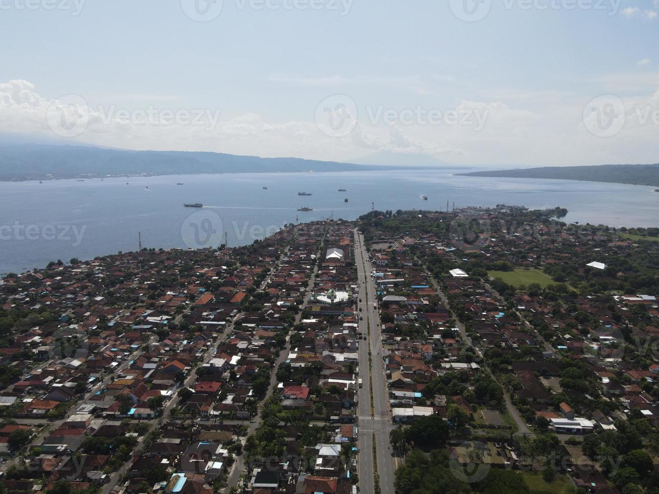 vista aérea de la aldea de gilimanuk cerca del puerto y el océano bali indonesia foto