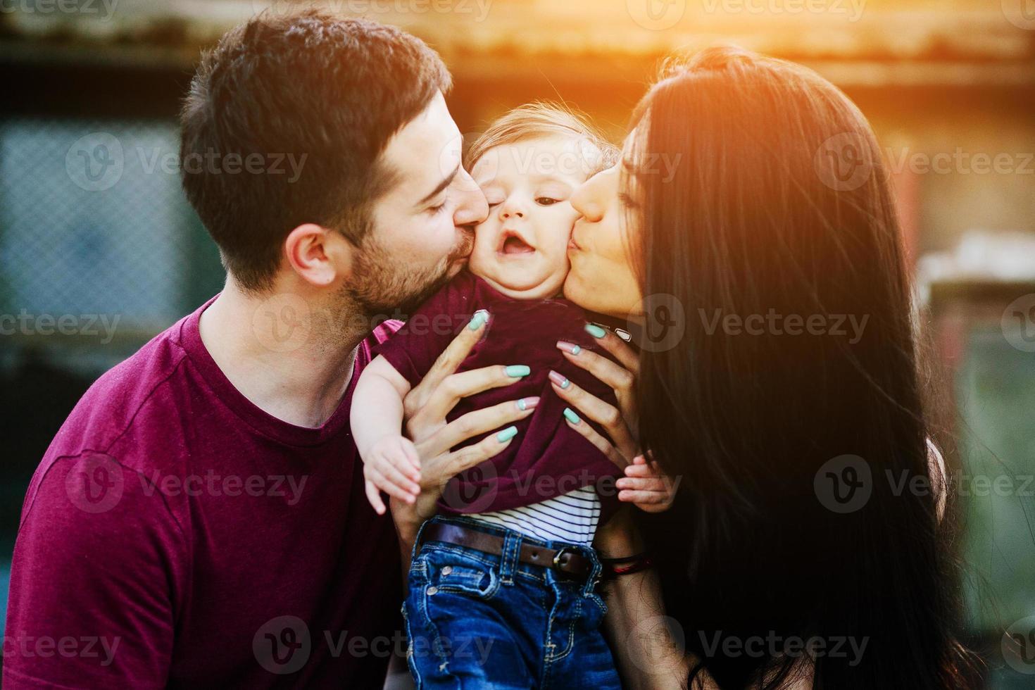 familia joven con un niño en la naturaleza foto