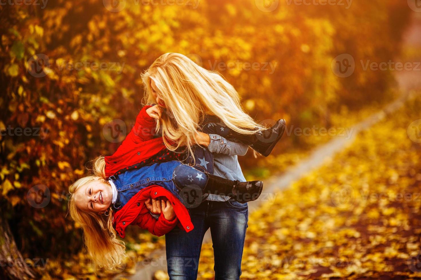 madre con hija en el parque otoño foto