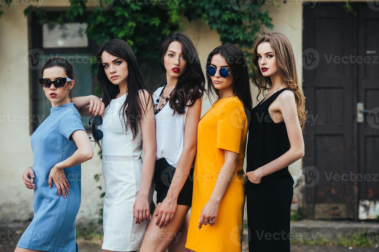 cinco hermosas chicas jóvenes en vestidos foto