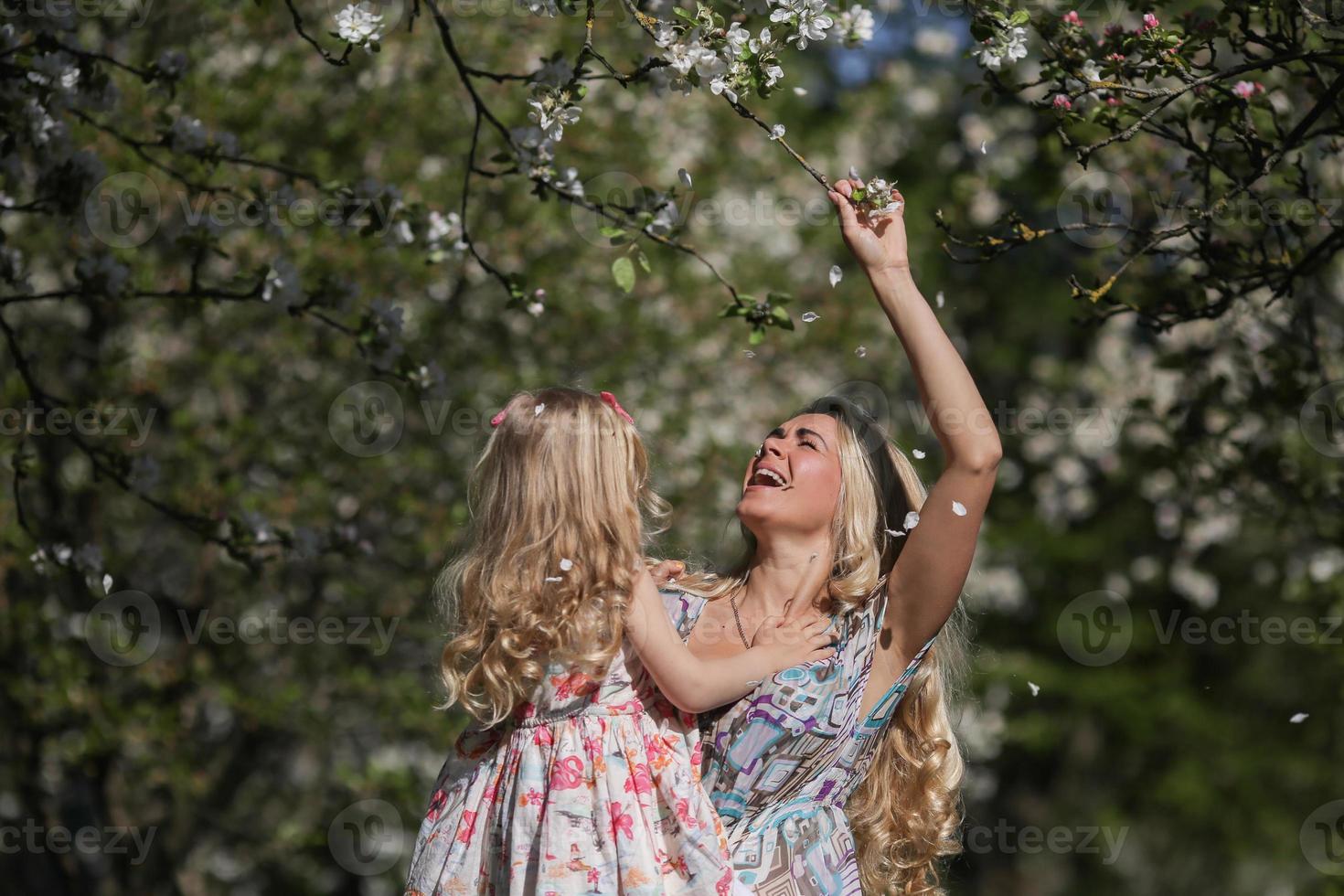 madre e hija en el jardin foto