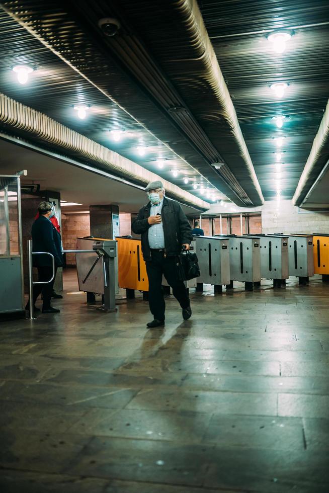 ucrania, kiev - 26 de mayo de 2020 estación de metro zoloty vorota, golden gate foto