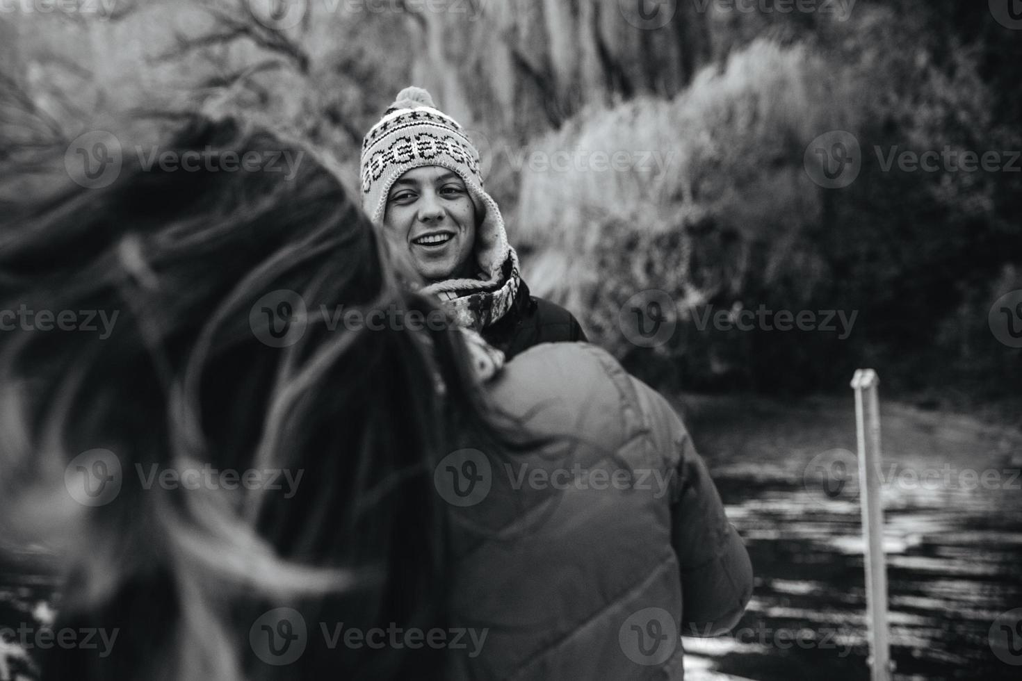 hermosa pareja divirtiéndose en el muelle foto