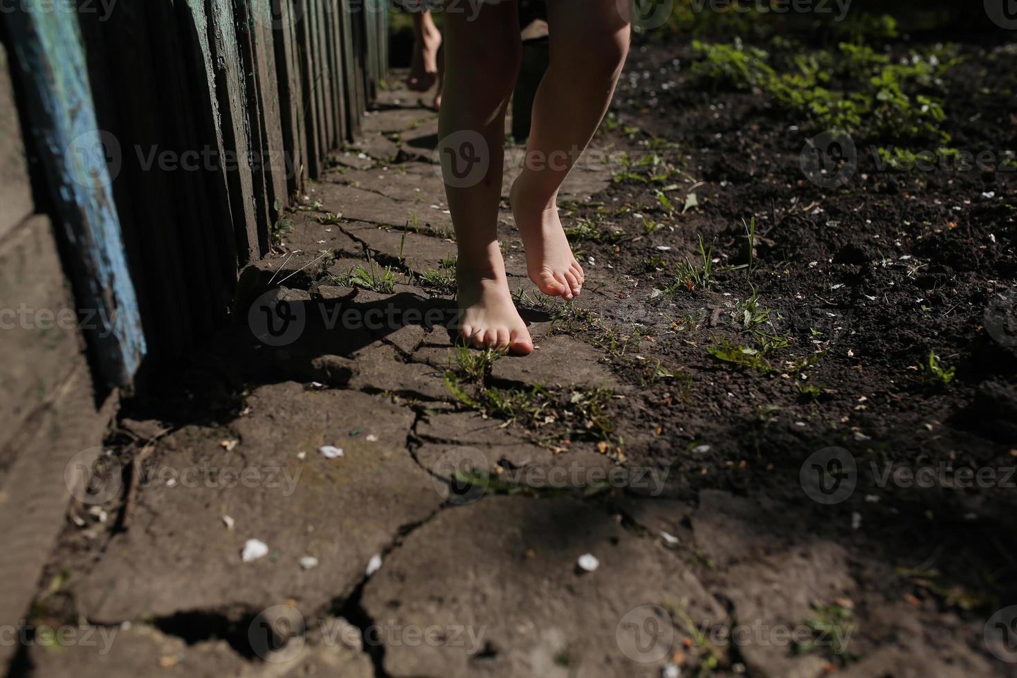 piernas de niña en el suelo foto