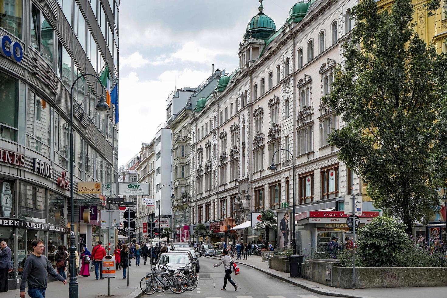 viena, austria, 2014. concurrida calle comercial en viena foto